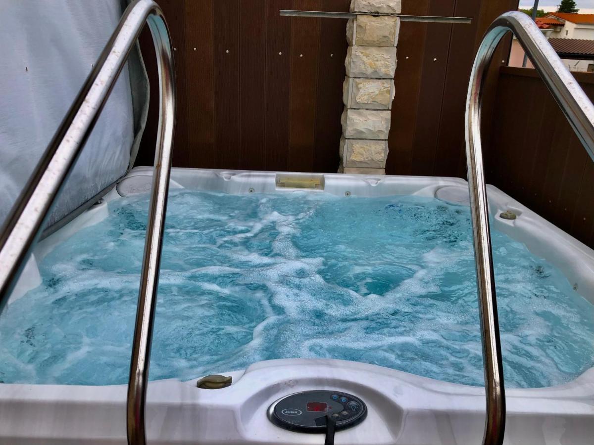 Apartments Pine & Oak With Shared Seasonal Hot Tub Privlaka  Exterior photo