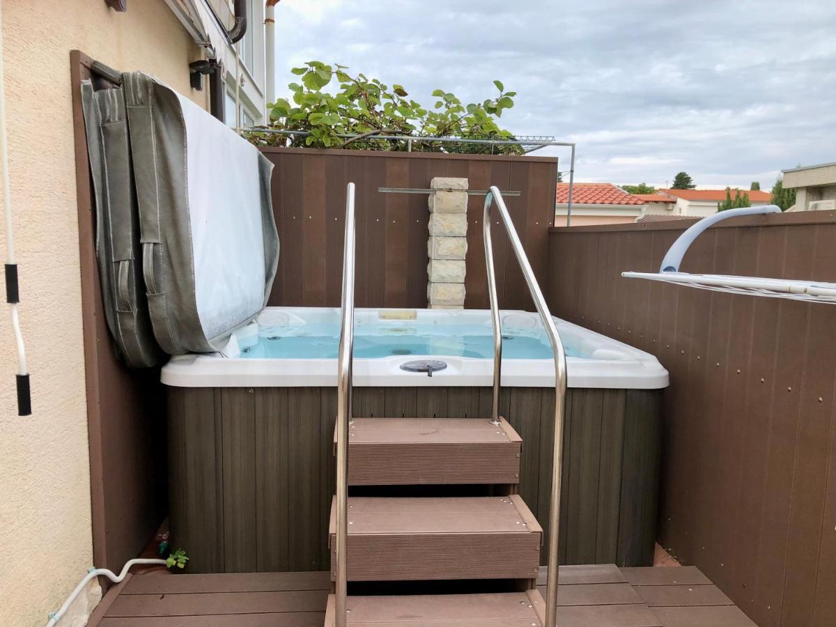 Apartments Pine & Oak With Shared Seasonal Hot Tub Privlaka  Exterior photo